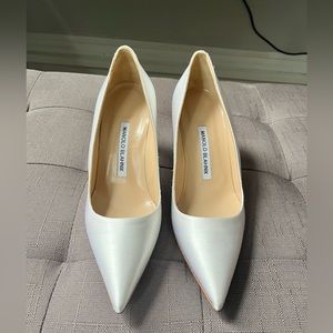 Manolo Blahnik Gently preowned pearl white heels